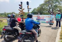Melakukan Aktivitas di Sekitar Jalur KA Tanpa Ijin bisa Dipidana dan Sangat Berbahaya