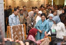 Membanggakan! Kenakan Baju Batik Indramayu Motif Lokcan, Presiden Joko Widodo Buka GBN