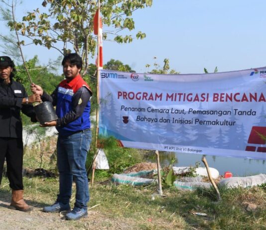 Upaya Pengendalian Abrasi dan Peduli Lingkungan, Kilang Balongan Tanam 100 Cemara Laut di Pesisir Pantai