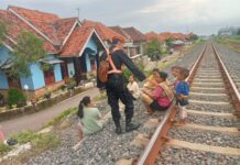 Sangat Membahayakan! KAI Larang Masyarakat Ngabuburit di Jalur Kereta Api