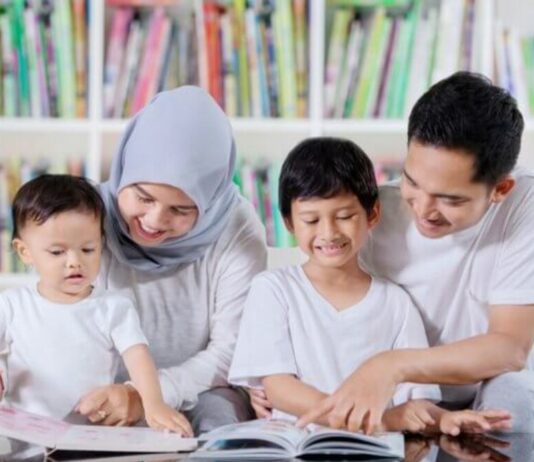 Simaklah Ayah dan Bunda, Inilah Prinsip Dasar Mendidik Anak secara Islami