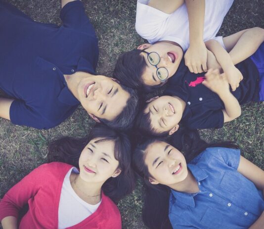 Bolehkah Kita Bercanda untuk Menghibur Sahabat? Ini Jawabannya sesuai Sunnah