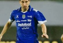 Spektakuler: Thom Haye Cetak Gol ala “Puskas Award” dari Tengah Lapangan
